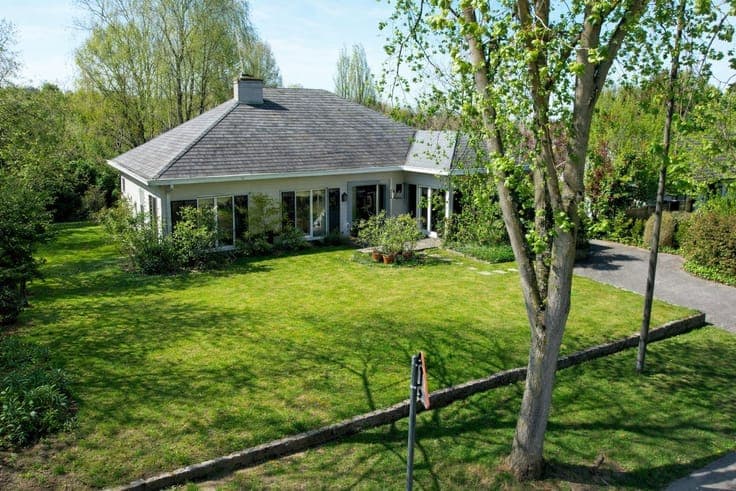 Rustig gelegen luxe-bungalow op een royaal groen perceel ...