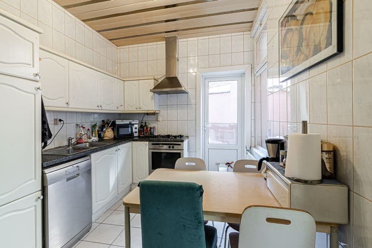 Centrally located house (125 sqm) with 3 bedrooms and 2 outd