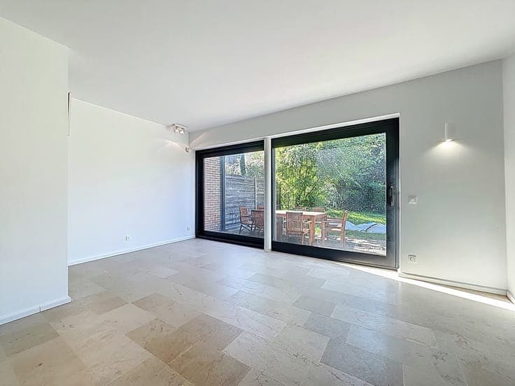 Beautiful 5-bedroom house in a gated community with a garden