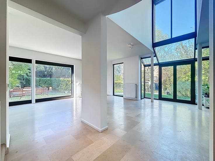 Beautiful 5-bedroom house in a gated community with a garden