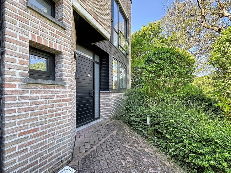 Beautiful 5-bedroom house in a gated community with a garden