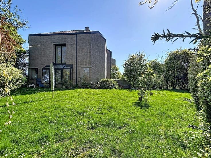 Beautiful 5-bedroom house in a gated community with a garden