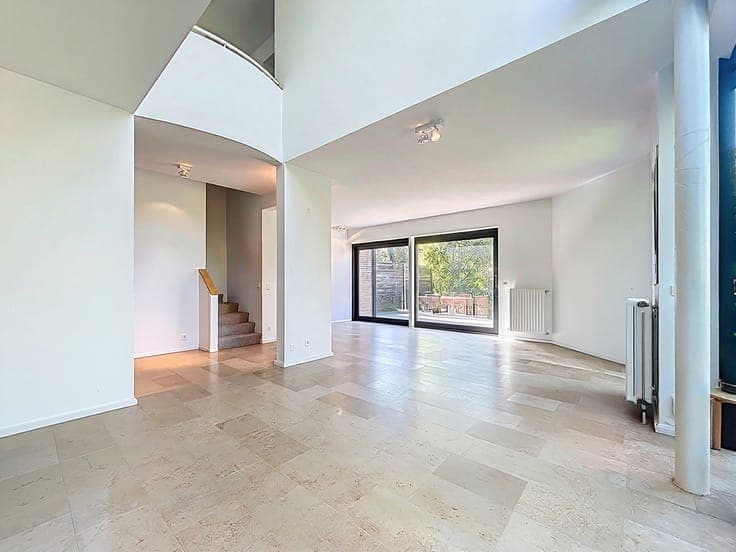 Beautiful 5-bedroom house in a gated community with a garden