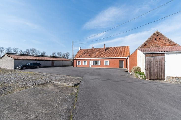 Landelijk gelegen hoeve met bijgebouwen en weide