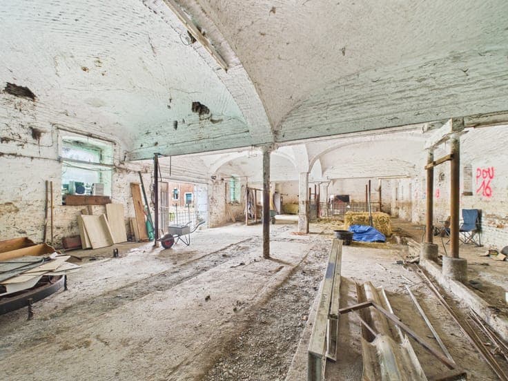 Approx. 610 m² Barn with Exceptional Potential