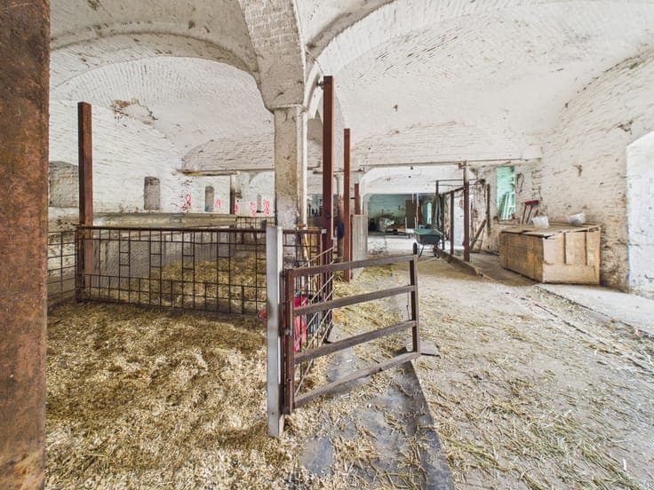 Approx. 610 m² Barn with Exceptional Potential