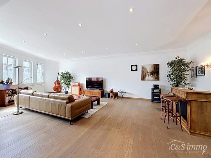 Spacious, move-in-ready property with office/practice space
