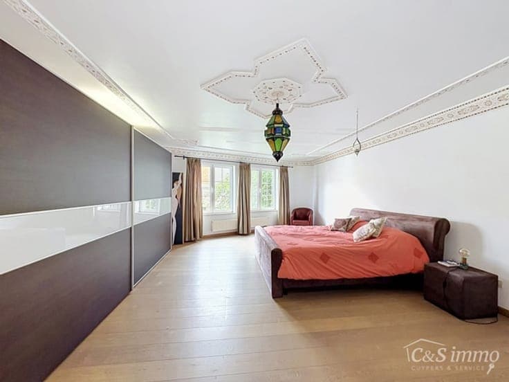 Spacious, move-in-ready property with office/practice space