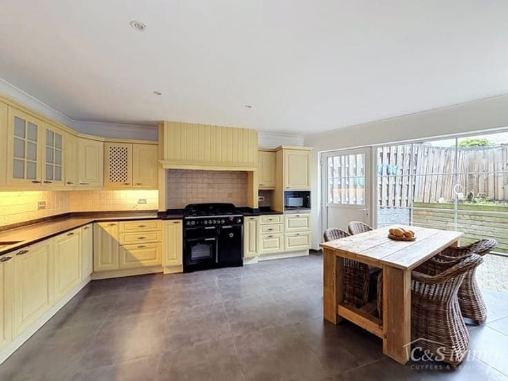 Spacious, move-in-ready property with office/practice space