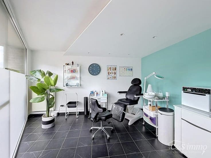 Spacious, move-in-ready property with office/practice space