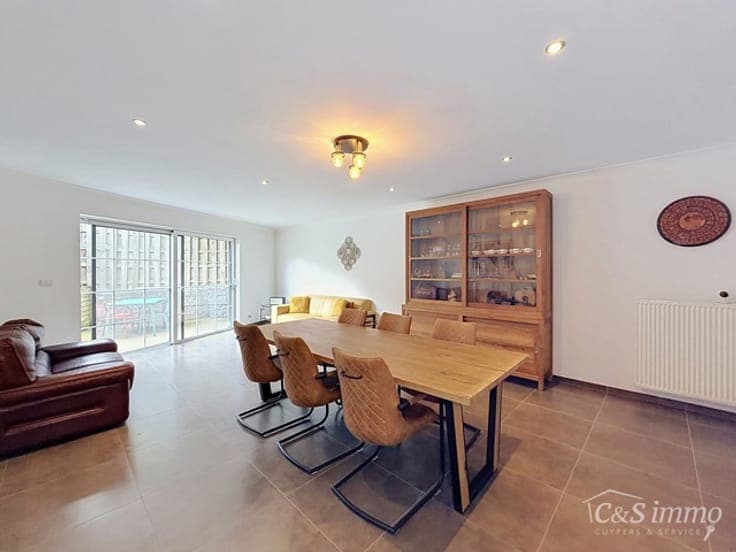 Spacious, move-in-ready property with office/practice space