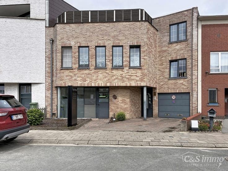Spacious, move-in-ready property with office/practice space