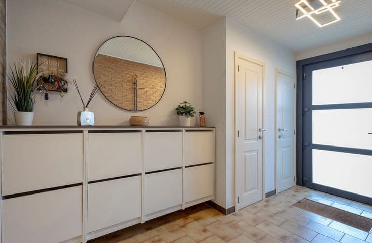 Spacious family home with 4 bedrooms, sunny garden & garage