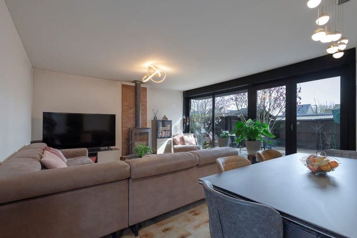 Spacious family home with 4 bedrooms, sunny garden & garage