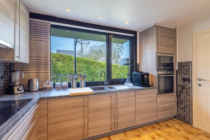 Spacious family home with 4 bedrooms, sunny garden & garage