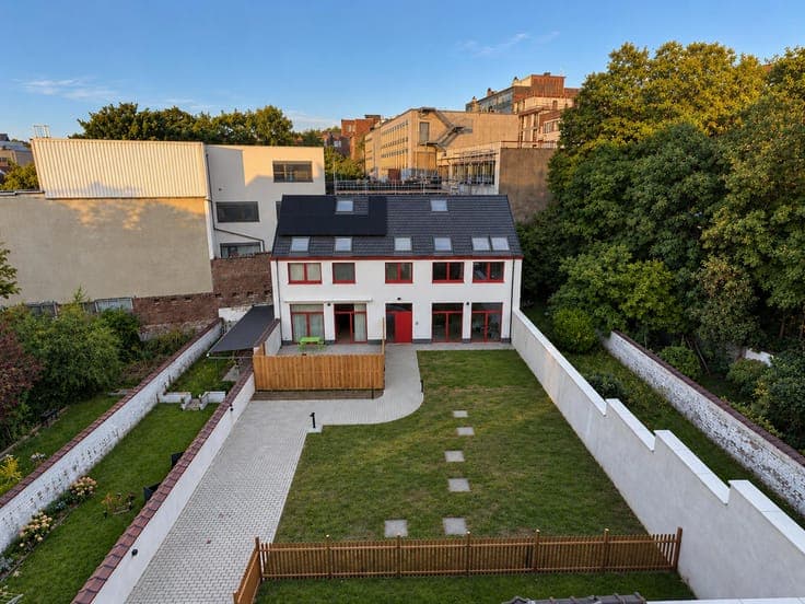 MAGNIFICENT NEW-BUILD HOUSE IN AN INNER COURTYARD