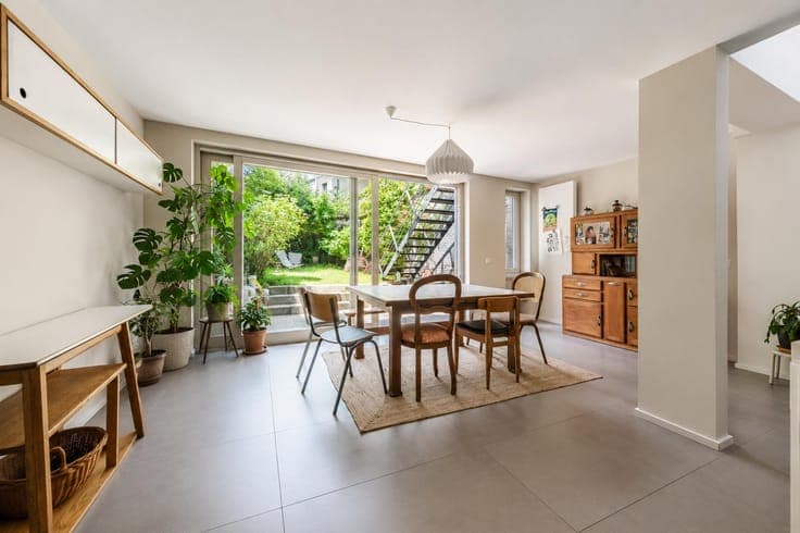 Franz Merjay - Elegant bright family home with garden