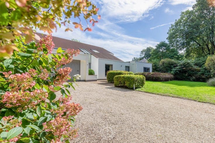 Residentiële villa op een uitzonderlijk groen perceel van...