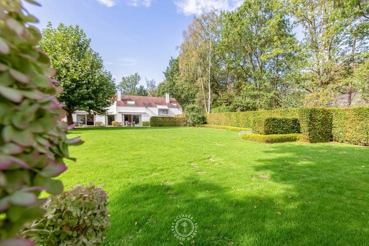 Residentiële villa op een uitzonderlijk groen perceel van...
