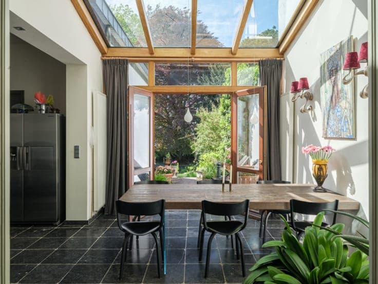 Exceptional townhouse with magnificent garden and parking po
