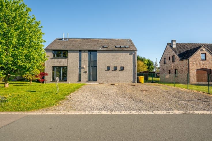 Stunning 5-bedroom house with a pool