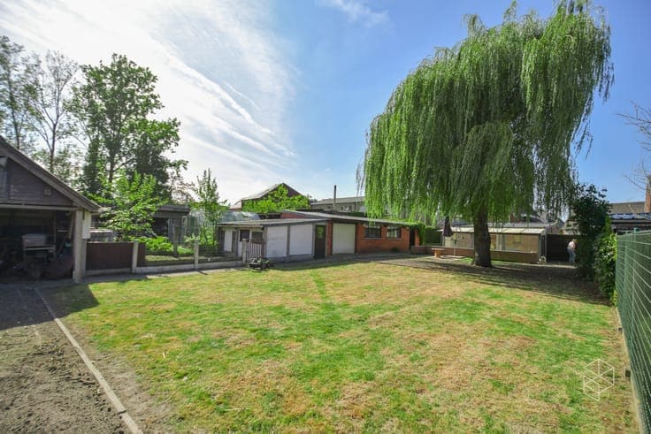Ruime woning met 3 slaapkamers, inpandige garage en grote...