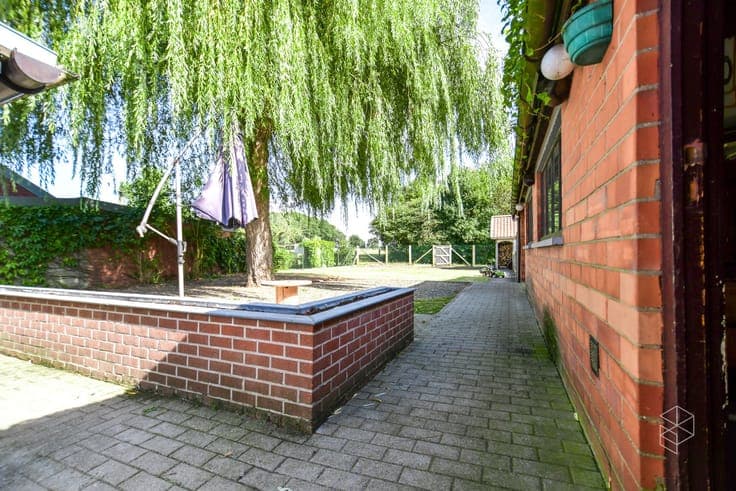 Ruime woning met 3 slaapkamers, inpandige garage en grote...