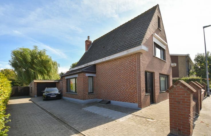 Ruime woning met 3 slaapkamers, inpandige garage en grote...