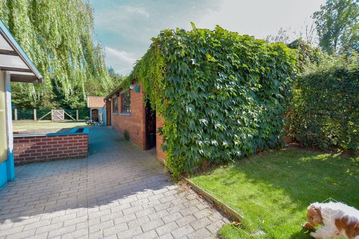 Ruime woning met 3 slaapkamers, inpandige garage en grote...