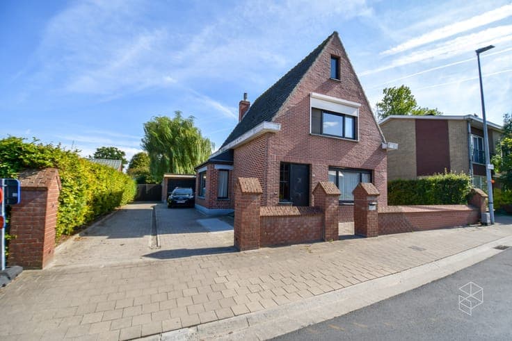 Ruime woning met 3 slaapkamers, inpandige garage en grote...