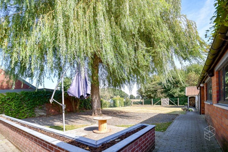 Ruime woning met 3 slaapkamers, inpandige garage en grote...