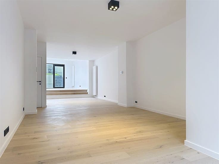 Beautifully Renovated Townhouse with 5 Bedrooms, 2 Bathrooms