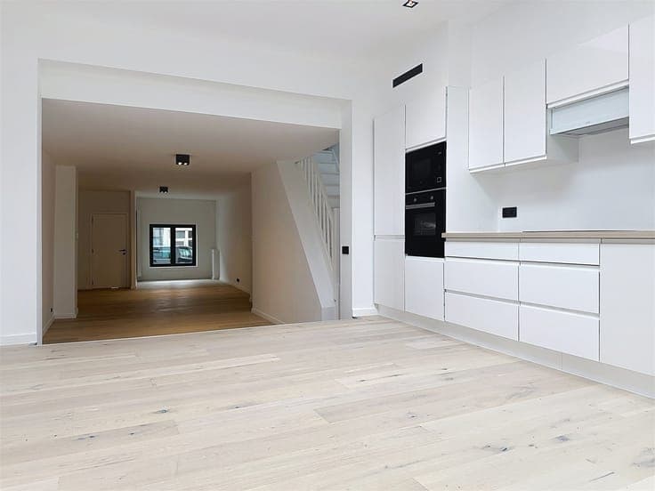 Beautifully Renovated Townhouse with 5 Bedrooms, 2 Bathrooms