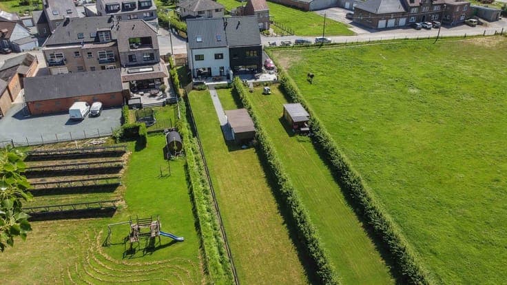 NZEB home: 4 bedrooms, 3 baths & green views