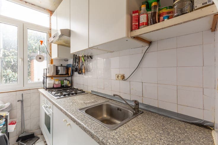 Te renoveren woning met 4 slpk en veel potentieel