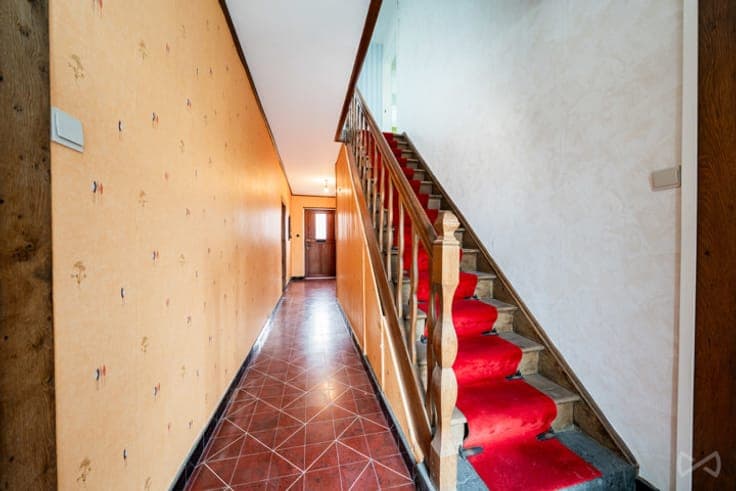 Spacious and bright 4-bedroom house with garden to renovate