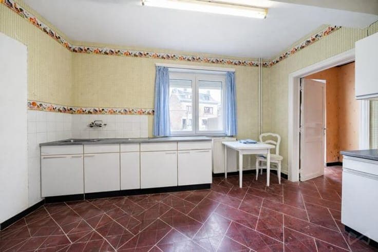 Spacious and bright 4-bedroom house with garden to renovate