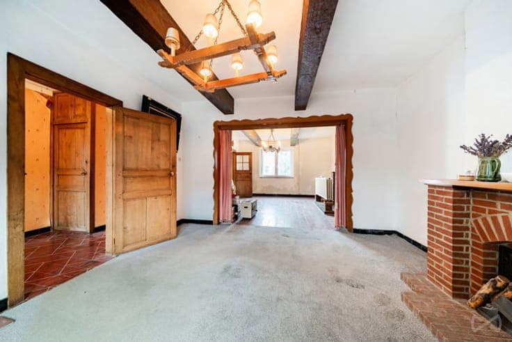 Spacious and bright 4-bedroom house with garden to renovate