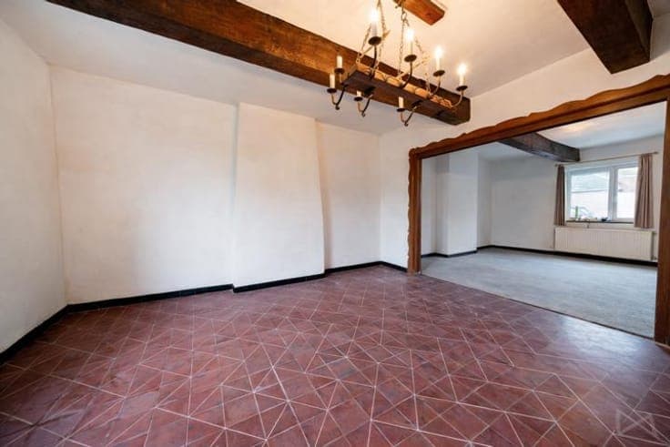 Spacious and bright 4-bedroom house with garden to renovate