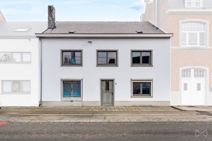Spacious and bright 4-bedroom house with garden to renovate