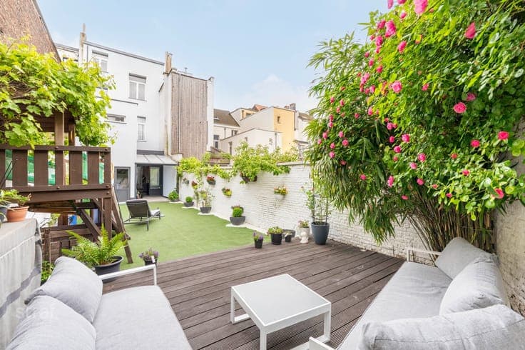 Klassevol Herenhuis met 6 slaapkamers met grote zonnige tuin
