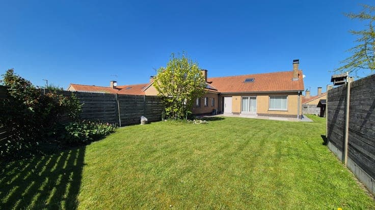 Prachtige instapklare en lichtrijke woning met 4 slpkrs, ...