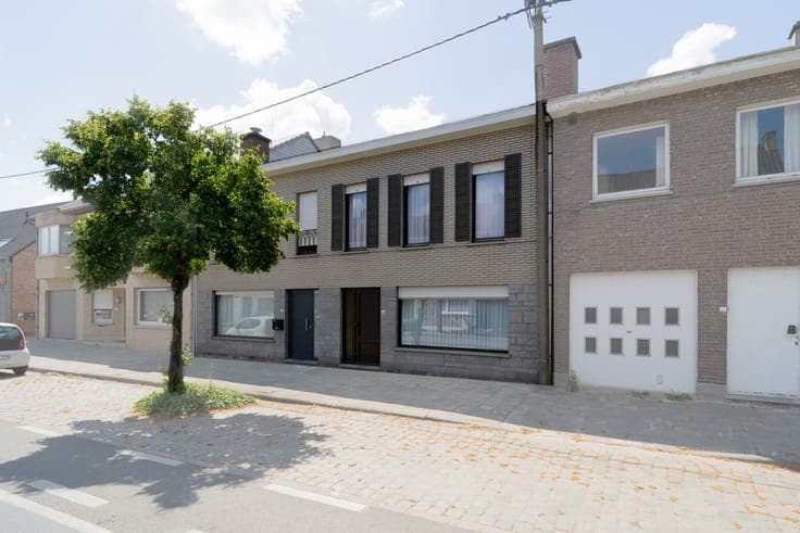 Gezinswoning met zonnige tuin en garage in Waarschoot