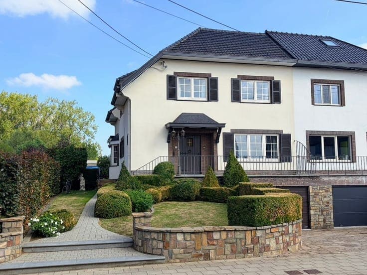 Ruime halfopen woning met overdekt zwembad op topligging