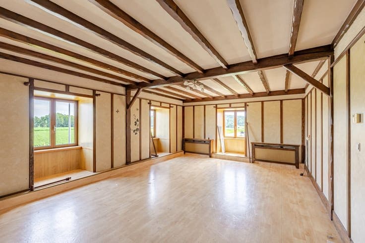 Characterful property to renovate on ± 1,356 m² with numerou