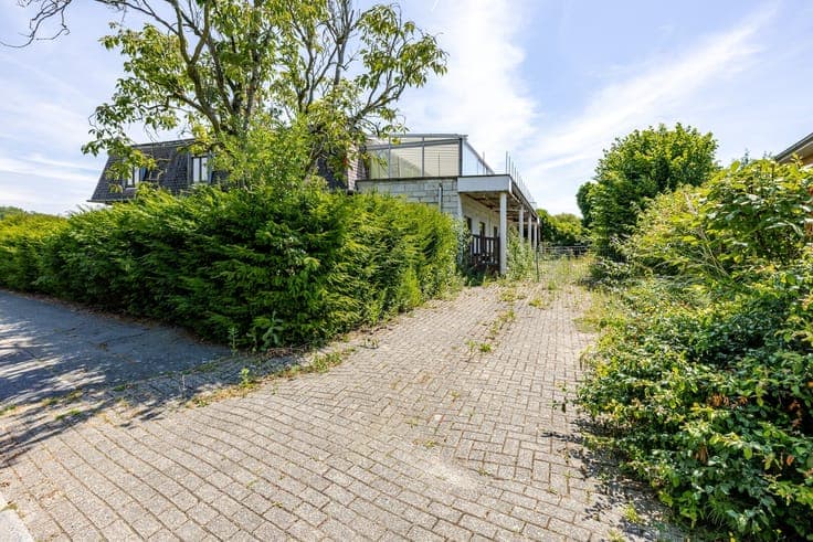 Characterful property to renovate on ± 1,356 m² with numerou