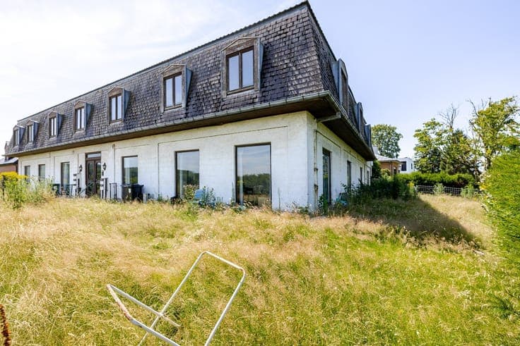 Characterful property to renovate on ± 1,356 m² with numerou