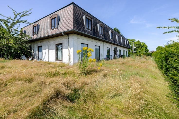 Characterful property to renovate on ± 1,356 m² with numerou