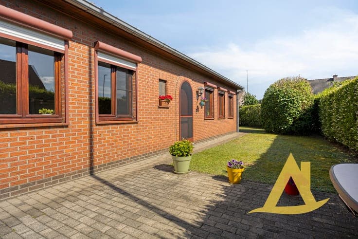 RUSTIG GELEGEN, INSTAPKLARE WONING MET TUIN RONDOM EN RUI...