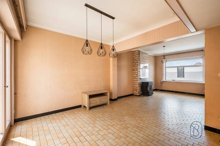 A home in need of renovation with 3 bedrooms, a city garden,
